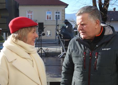 TRIJE DOBRI MOŽJE, ROMANA KRAJNČAN IN JELENI PRIREDITEV PRED KULTURNIM DOMOM 14 FOTO LJUBO VUKELIČ